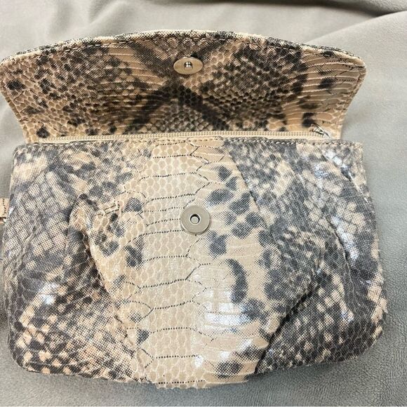 Jennifer Lopez Snake Print Wristlet Wallet NWT - Picture 3 of 5